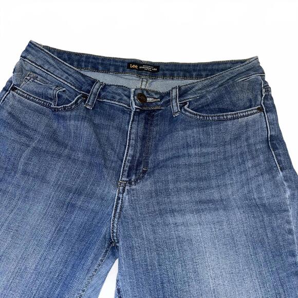 Lee Regular Fit Straight Leg Mid Rise Medium Wash Womans Sz 10 Short Denim Jeans - Picture 3 of 8